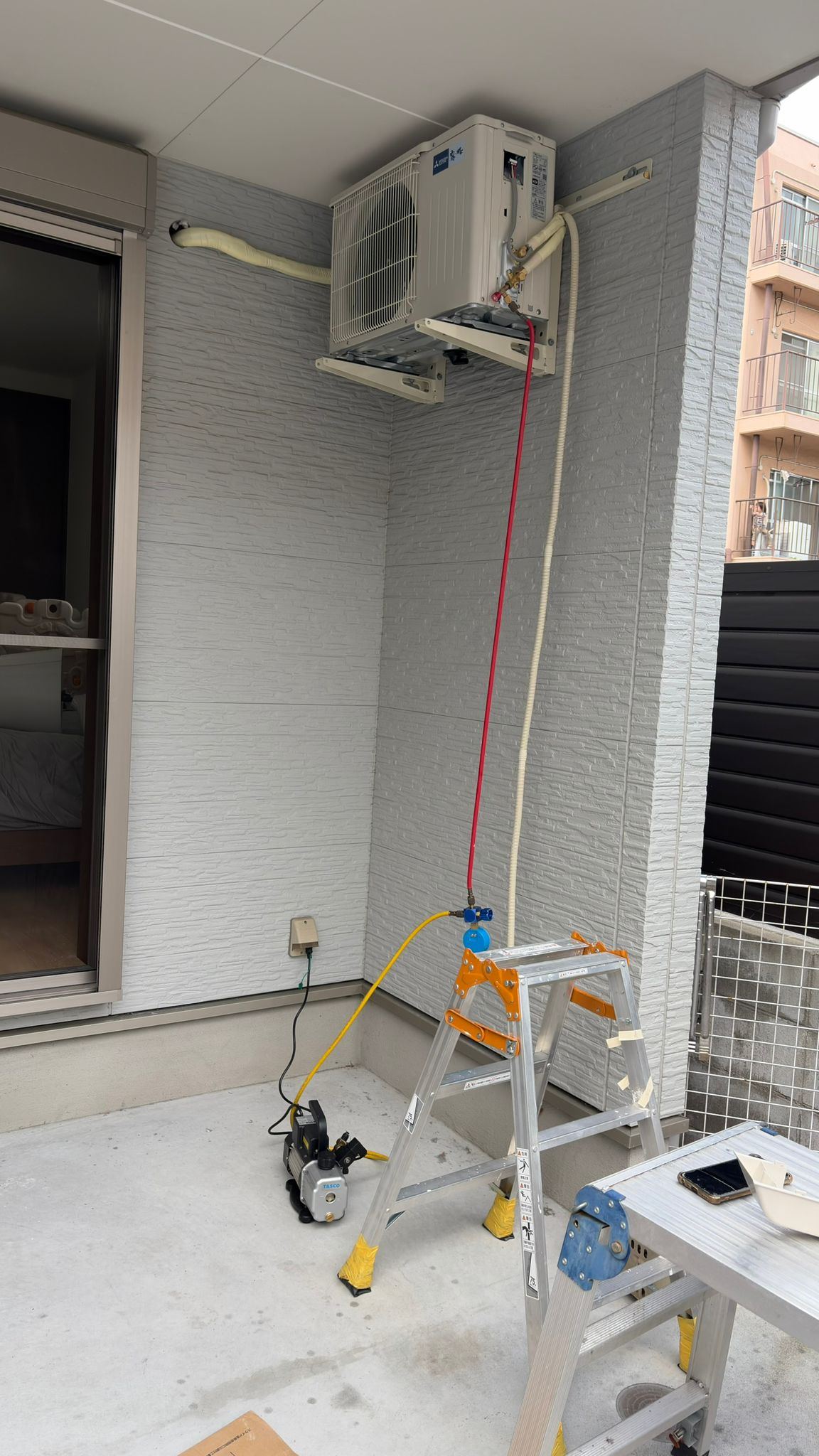 室外機設置・真空引き作業